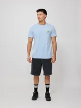 Remera amarilla de algodón con estampado del logo de la marca Rusty en el frente y en la espalda.