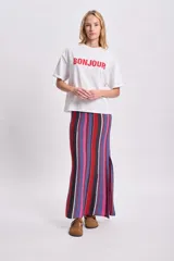Remera blanca de corte boxy con estampa roja de la palabra "Bonjour".