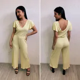 Mono largo color amarillo con escote en V y mangas cortas, de corte fluido y diseño ajustado.