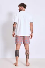 Short de baño celeste con estampado de gaviotas en negro y etiqueta con logo en la pierna.