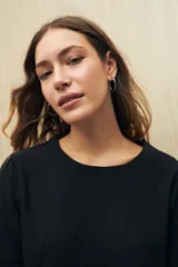 Top color camel de manga corta con textura sutil y calce ajustado.