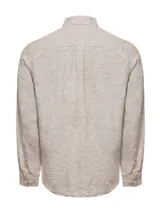 Camisa de manga larga color beige claro, confeccionada en lino orgánico. Tiene cuello abotonado, bolsillo en el pecho con logo bordado y detalles en contraste en el interior.