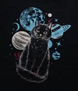 Remera negra de algodón con cuello redondo y mangas cortas. Estampado frontal de un gato negro rodeado de planetas y estrellas.