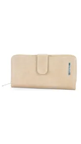 Billetera larga color camel con presilla y broche a presión. Interior con visor, tarjeteros y bolsillos. Compartimento posterior con cierre metálico, incluye bolsillos y monedero con cierre.
