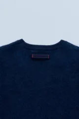 Jersey celeste de lana con cuello redondo y mangas largas.