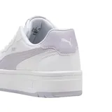 Championes urbanos Puma Court Lally Skye, color blanco con detalles en lila. Confeccionadas con materiales reciclados y plantilla SoftFoam+.