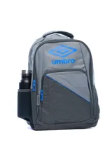 Mochila deportiva Umbro modelo Zeeva, color gris con detalles en azul eléctrico. Presenta el logo Umbro grande en azul en el panel frontal superior y un panel inferior texturizado con patrón de logo repetido. Incluye bolsillo lateral de malla para botella y tiradores de cierre en azul.