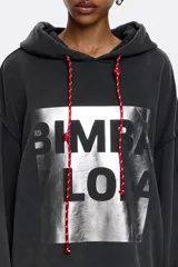 Sudadera oversize con capucha ajustable con cordones, de algodón color crudo con logo Bimba y Lola estampado en marrón. Manga larga con puños ajustados.