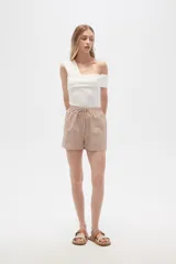 Short de viscosa a rayas verticales azules y blancas, con cintura elastizada y cordón ajustable.