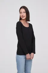 Remera negra ajustada al cuerpo con cuello amplio y manga larga.