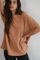 Remerón azul eléctrico de viscosa con mangas cortas y cuello redondo.