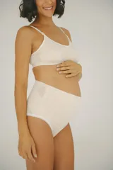 Bombacha de maternidad fabricada en algodón, con faja delantera y puntilla en las piernas, diseñada para brindar comodidad durante el embarazo y el postparto.
