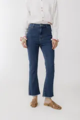 Pantalón jean azul de corte cropped y ruedo desflecado.