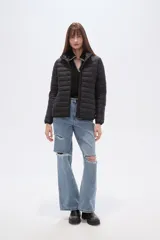 Campera acolchada negra, de manga larga y cuello alto, con cierre frontal.