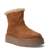 Bota de caña corta en gamuza color marrón camel, con interior forrado en piel sintética. Presenta una suela de plataforma gruesa dentada en tono a tono.