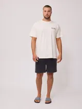 Short gris de felpa con corte holgado y cintura con cordón ajustable.