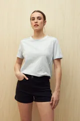 Short de jean negro de tiro alto con ruedo doblado.