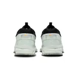 Zapatillas Nike Zoom Vomero 5 Roam, color negro con detalles en gris y blanco.