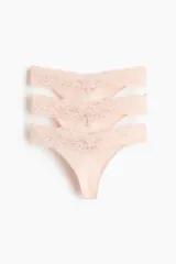 Pack de tres bombachas colaless color rosa pálido, de tiro bajo, confeccionadas en microfibra con cintura de encaje floral.