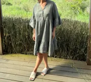 Vestido corto azul eléctrico de lino, con cuello mao, escote con botones de nácar y mangas 3/4 con volados.