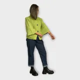Saco de hilo tejido color negro, con mangas amplias tres cuartos y cuello alto, presenta un diseño abotonado.