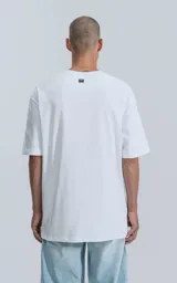 Remerón blanco de corte extra oversize y hombros caídos, confeccionado en algodón premium americano muy suave al tacto. Cuello rib redondo al tono con doble costura.