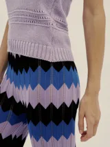 Top de punto con escote halter y cuello camisero, cómodo y elegante, con detalle de logo en cobre.