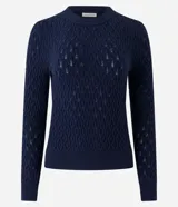 Sweater azul marino de punto con textura de ondas, cuello redondo y mangas largas.