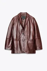 Blazer de cuero color marrón chocolate con cuello solapa, cierre frontal con dos botones, bolsillos de vivo y abertura en la espalda.