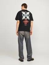 Camiseta negra de manga corta y cuello redondo con estampado en la espalda con la frase "Art District" y el número 1990.