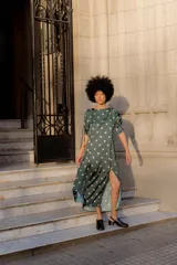 Vestido largo verde con lunares rosados, de seda combinada y mangas cortas fruncidas. Presenta dos tajos frontales. Estampa by Coppelia.