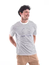 Remera blanca a rayas horizontales azul marino, con cuello redondo y estampado con texto en el pecho.
