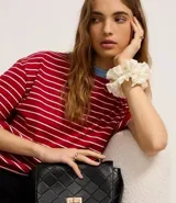 Remera de mangas cortas con cuello redondo contrastante y rayas horizontales.