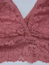 Pack de dos bralettes de encaje, marca Jessica Simpson. Uno color rosado y otro color azul.