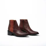 Botas cortas de cuero vacuno color marrón con estampado de piel de serpiente, taco de madera foliado en cuero y cierre lateral con cremallera.