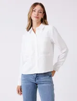 Camisa de crepe color fucsia, con cuello solapa, cierre frontal de botones y dos bolsillos aplicados en el pecho.