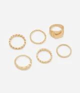 Set de seis anillos dorados con diferentes diseños: trenzado, liso, con textura y con forma cuadrada.