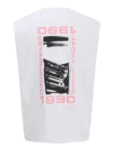 Musculosa blanca de algodón con estampa trasera de un edificio y texto en color rosa.