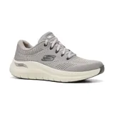 Championes deportivos Skechers Arch Fit 2.0 color gris claro, con cordones y capellada de malla técnica. Cuentan con plantilla extraíble Arch Fit con soporte en el arco plantar certificado por podólogos y media suela con amortiguación. Fabricados con materiales 100% veganos.