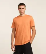 Remera deportiva naranja con tecnología Dry, cuello redondo y mangas cortas.
