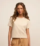 Blusa baby look color beige con bordado de margaritas.