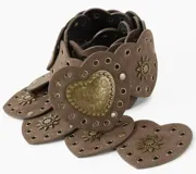 Cinturón marrón con corazones y tachas doradas.