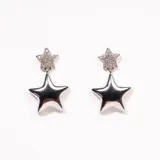 Aros colgantes plateados con forma de estrella, con cierre de clip.