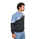 Buzo de hombre Umbro de corte clásico, con cuello redondo y mangas largas. Diseño color block en azul piedra, gris melange y negro, con logo Umbro estampado en diagonal sobre el pecho.