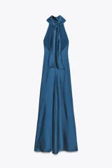 Vestido largo marrón satinado con cuello halter y espalda descubierta.