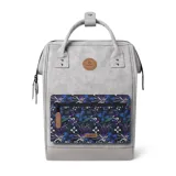 Mochila impermeable Cabaia modelo Adventurer Reims, color gris claro con base en gris oscuro. Cuenta con sistema MOLLE, compartimento acolchado para tablet o PC, correa para sujetar a la maleta y tirantes acolchados antitranspirantes.