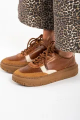 Zapatillas bajas de cuero color marrón con detalles en gamuza color tostado y talón en cuero dorado.