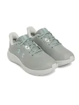 Championes Under Armour Charged Pursuit 4 para mujer, color verde claro con logo plateado.