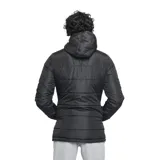 Campera negra con capucha, cierre frontal con cremallera y bolsillos laterales. Logotipo de Umbro en el pecho y en la parte inferior.