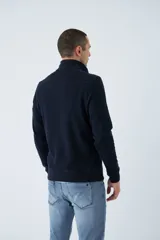Buzo de hombre azul marino con medio cierre, cuello alto y logo estampado en el pecho. Corte regular y mangas largas.
